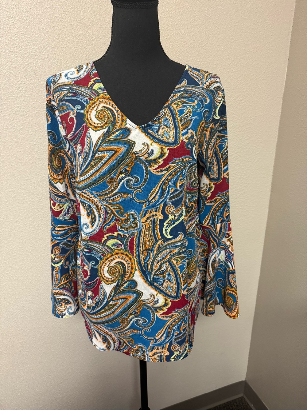 Valerie Stevens Blue Paisley V-Neck Cutout Stretch Blouse Top Small Boho - Picture 3 of 10